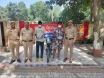 नोएडा में मोबाइल स्नैचिंग गिरोह गिरफ्तार: 21 फोन, चोरी की बाइक और दो चाकू बरामद