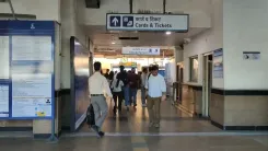 नोएडा के सेक्टर-16 मेट्रो स्टेशन पर युवती ने मेट्रो ट्रैक पर कूदकर गंभीर चोटें ली