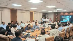 नोएडा: श्रमिकों के लिए जिलाधिकारी मेधा रूपम की नई गाइडलाइंस, वेतन और ओवरटाइम पर सख्त निर्देश