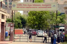 क्या नोएडा के जिला अस्पताल में स्वास्थ्य विभाग की विशेष सचिव आर्यका अखौरी ने खामियों पर सख्ती दिखाई?