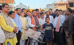 क्या ओडिशा के मुख्यमंत्री माझी ने दुर्गा पूजा में जीती साइकिल का दान किया?