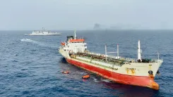 ओमान की खाड़ी में भारतीय नौसेना ने युद्धपोतों की संख्या बढ़ाई, भारतीय शिप्स की सुरक्षा कर रही है