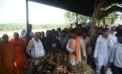प्रतीक यादव का लखनऊ में अंतिम संस्कार, ससुर अरविंद बिष्ट ने दी मुखाग्नि; अखिलेश की आँखें हुईं नम