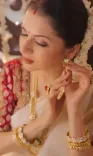 पारंपरिक साड़ी और गहनों में नजर आईं भाग्यश्री, रेखा के गाने पर दिए शानदार पोज 