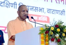 योगी का अखिलेश पर तंज: 'परिवार को प्रदेश मानने वालों की दुर्गति तय', प्रयागराज में माफिया ज़मीन पर गरीबों के आवास का ऐलान