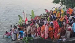 क्या पश्चिम बंगाल, असम और ओडिशा में कोला बऊ स्नान के साथ दुर्गा पूजा की शुरुआत हुई?