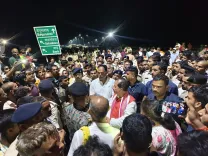 पटना के बेढ़ना गांव में संदिग्ध जहरीली शराब से 4 मौतें, मंत्री विजय सिन्हा पहुंचे परिजनों के पास