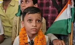पटना: वायरल बॉय आदित्य राज का गर्दनीबाग में धरना, पुलिस कार्रवाई और PM मोदी से मुलाकात की मांग