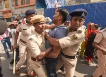 पटना की सड़कों पर एसटीईटी की मांग को लेकर उतरे छात्र, पुलिस ने खदेड़ा