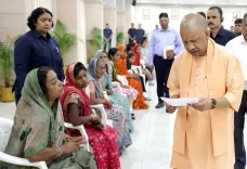 सीएम योगी ने जनता दर्शन में सुनीं समस्याएं, समाधान के लिए दिए सख्त निर्देश