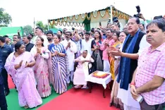 शिबू सोरेन की पहली पुण्यतिथि: नेमरा में CM हेमंत ने किया 14 फीट ऊंची प्रतिमा का अनावरण, ₹102.5 करोड़ की योजनाओं की सौगात