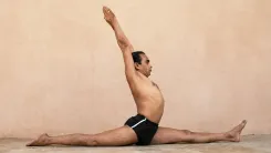 हनुमानासन: पेल्विक मसल्स, जांघों और कूल्हों की जकड़न दूर करने वाला उन्नत योगासन