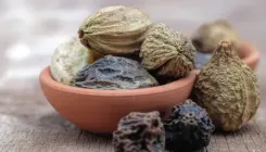 पेट की सफाई के लिए त्रिफला सबसे असरदार, रात में दूध के साथ लें