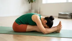 पश्चिमोत्तानासन: पेट की समस्याओं, कब्ज और मोटापे से राहत दिलाता है यह 5 मिनट का योगासन