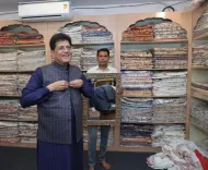 Piyush Goyal buys khadi-silk jacket in Jaipur on National Handloom Day
