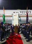 PM मोदी का न्यूजीलैंड दौरा: 40 साल बाद ऐतिहासिक यात्रा, PM लक्सन ने ऑकलैंड एयरपोर्ट पर किया भव्य स्वागत
