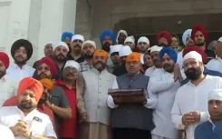 मोदी के 76वें जन्मदिन पर तरुण चुघ ने हरमंदिर साहिब में टेका मत्था, AAP सरकार पर नशे-कानून व्यवस्था को लेकर हमला