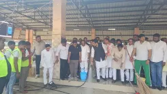 मोदी के जन्मदिन पर गौतमबुद्ध नगर में BJP का सेवा संकल्प दिवस, सांसद ने बाँटे फल, विधायक ने लगाई झाड़ू