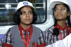 पीएम मोदी ने कोलकाता मेट्रो में किया सफर, छात्रों से की दिल खोलकर बात