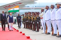 PM मोदी सेशेल्स पहुंचे: राष्ट्रपति हर्मिनी ने एयरपोर्ट पर किया स्वागत, स्वर्ण जयंती समारोह में होंगे मुख्य अतिथि