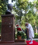 PM Modi pays homage to Lal Bahadur Shastri at Tashkent memorial