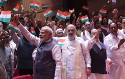NDA 'मंगल मिलन': मोदी-शाह संग सांसदों ने लहराया तिरंगा, कांग्रेस पर साधा निशाना