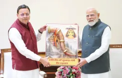 सीएम धामी की पीएम मोदी से भेंट: मां सुरकंडा देवी की प्रतिकृति भेंट की गई