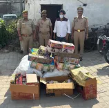 क्या पुलिस ने भारी मात्रा में प्रतिबंधित पटाखों के साथ युवक को गिरफ्तार किया?