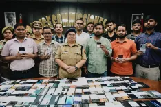 नोएडा पुलिस ने CEIR पोर्टल से बरामद किए 225 स्मार्टफोन, ₹50 लाख की संपत्ति लौटाई मालिकों को