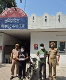 नोएडा सेक्टर-24 पुलिस ने दो वाहन चोर व चेन स्नैचर गिरफ्तार किए, चोरी की बाइक, चाकू और ₹15,500 नकद बरामद