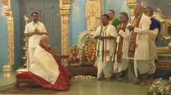 क्या प्रधानमंत्री मोदी ने पुट्टपर्थी में श्री सत्य साईं बाबा के पवित्र श्राइन और महासमाधि पर पूजा की?