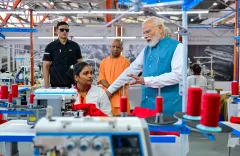 PM मोदी ने वाराणसी में अरविंद मिल्स के ₹150 करोड़ के प्लांट का उद्घाटन, 1000 महिलाओं को रोज़गार का लक्ष्य