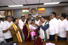 Pralhad Joshi congratulates new HDMC Mayor, Deputy Mayor
