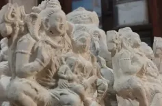 प्रयागराज : गाय के गोबर से महिलाएं बना रहीं मूर्तियां, बाजारों में बढ़ रही मांग 