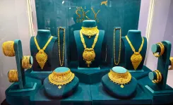 सोना ₹1,46,000 और चांदी ₹2,09,218 पर फिसली; मिडिल ईस्ट तनाव, मजबूत डॉलर और Fed दर-बढ़ोतरी आशंका का असर