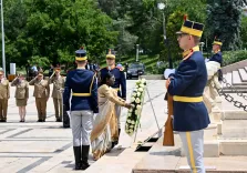 President Murmu pays tribute at Bucharest's Tomb of Unknown Soldier