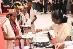 President Murmu Serves Meal to Chhattisgarh Delegation
