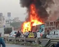 क्या पुणे-बेंगलुरु हाईवे पर हुआ भीषण सड़क हादसा? 8 की मौत, कई वाहन जलकर खाक