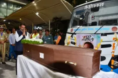नाना पाटेकर का पुणे में राजकीय सम्मान के साथ अंतिम संस्कार, सीएम फडणवीस ने अर्पित किए पुष्पचक्र
