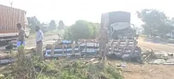 पुणे-सोलापुर हाईवे पर भीषण टक्कर: कंटेनर ने डिवाइडर तोड़ा, आयशर टेम्पो चालक की मौत