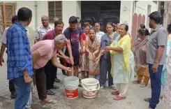 'आप' के पंजाब में गंदे पानी से लोग परेशान, विरोध में नारेबाजी, सरकार और प्रशासन बेसुध