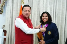 पुष्कर सिंह धामी ने विश्व कप विजेता टीम की सदस्य स्नेह राणा से की मुलाकात 