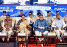 राह-वीर योजना: घायल को अस्पताल पहुंचाने पर मिलेंगे ₹25,000, गडकरी बोले — हर साल 50 हजार जानें बचेंगी