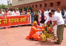 राहुल गांधी, पप्पू यादव पर एफआईआर: सपा विधायकों का पलटवार, 'डर में कार्रवाई कर रही सरकार'