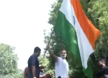 Rahul Gandhi climbs barricade, waves Tricolour at ECI protest over CEC