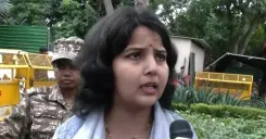 राहुल गांधी के आवास के बाहर महिला का विरोध: बावल टिकट के लिए पैसे लेने का आरोप, दिल्ली पुलिस ने हिरासत में लिया