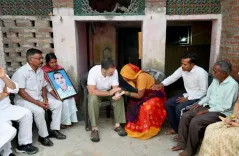 क्या राहुल गांधी ने हरिओम वाल्मीकि के परिजनों से मिलकर यूपी में दलितों के उत्पीड़न का मुद्दा उठाया?