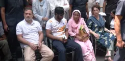 Rahul, Priyanka Gandhi dharna at Parliament Street Police Station over pellet victim's FIR