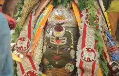 महाकालेश्वर मंदिर में राजा स्वरूप शृंगार, श्रावण चतुर्दशी पर भस्म आरती में उमड़े हज़ारों श्रद्धालु