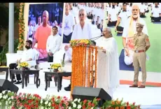 यूपी : राजभवन की धरती पर योग, गोरखपुर में भी सांसद से संत तक एकत्रित हुई ऊर्जा